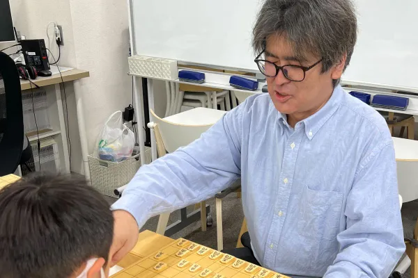 庄司俊之先生による将棋指導の様子
