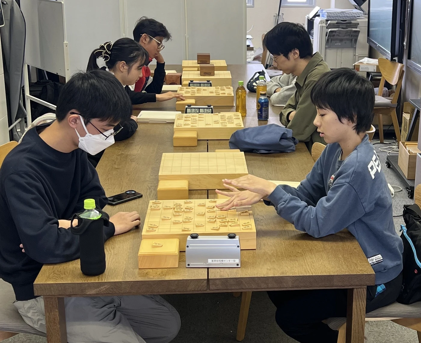 奨励会員・女流棋士・学生強豪研究会の対局風景