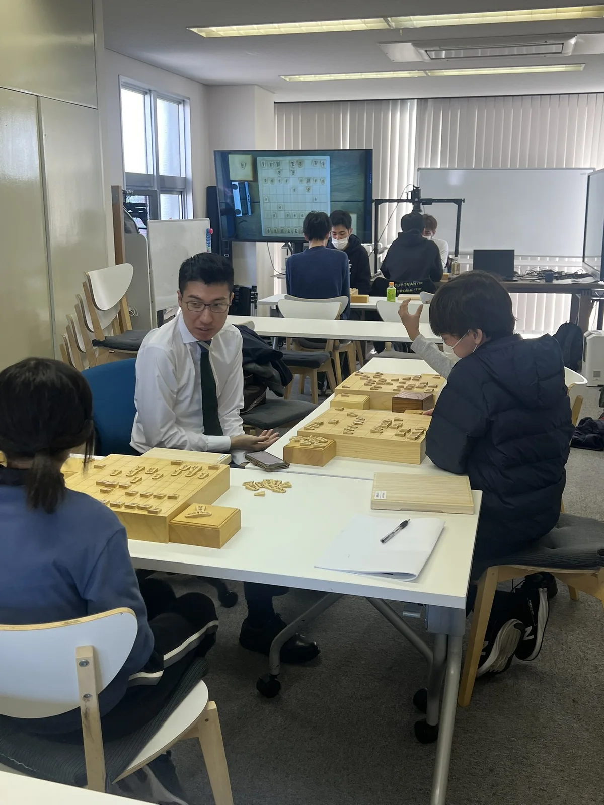 高野智史六段と参加者が真剣に対局する様子