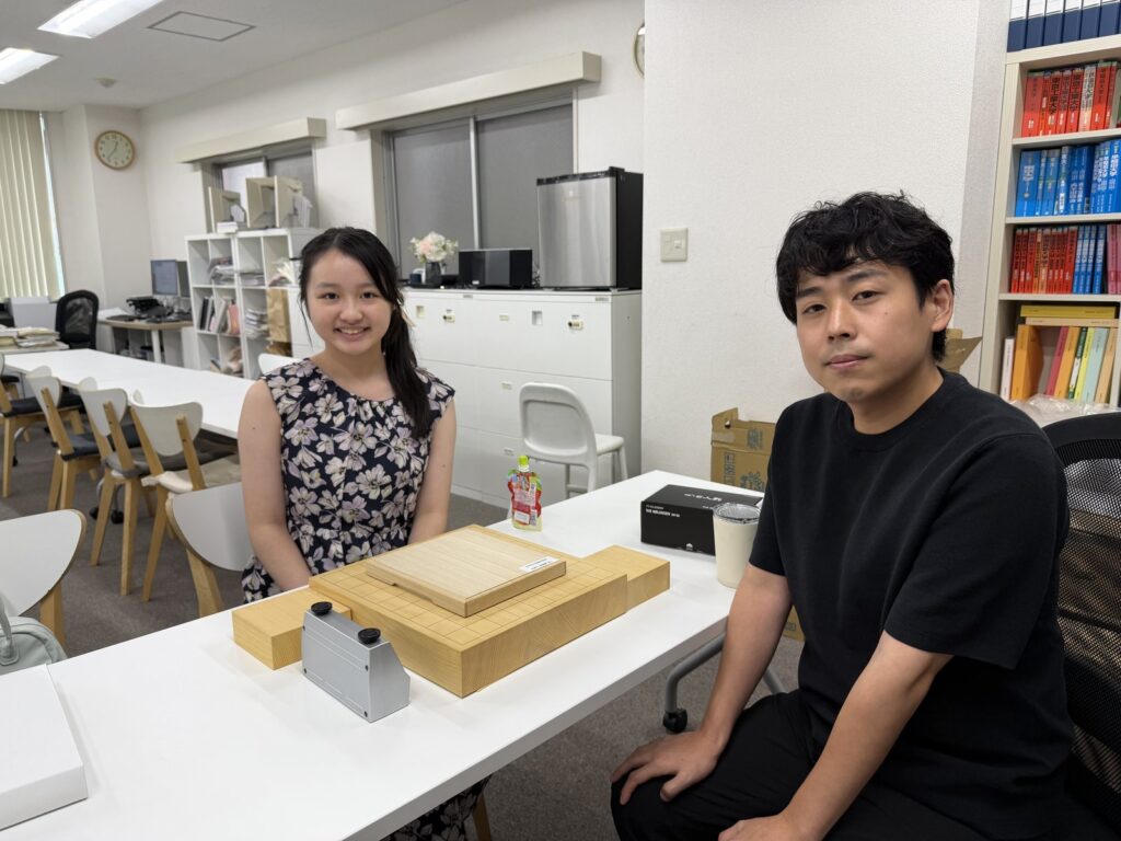奨励会員クラスで対局した竹内優月奨励会5級と講師の小山泰希