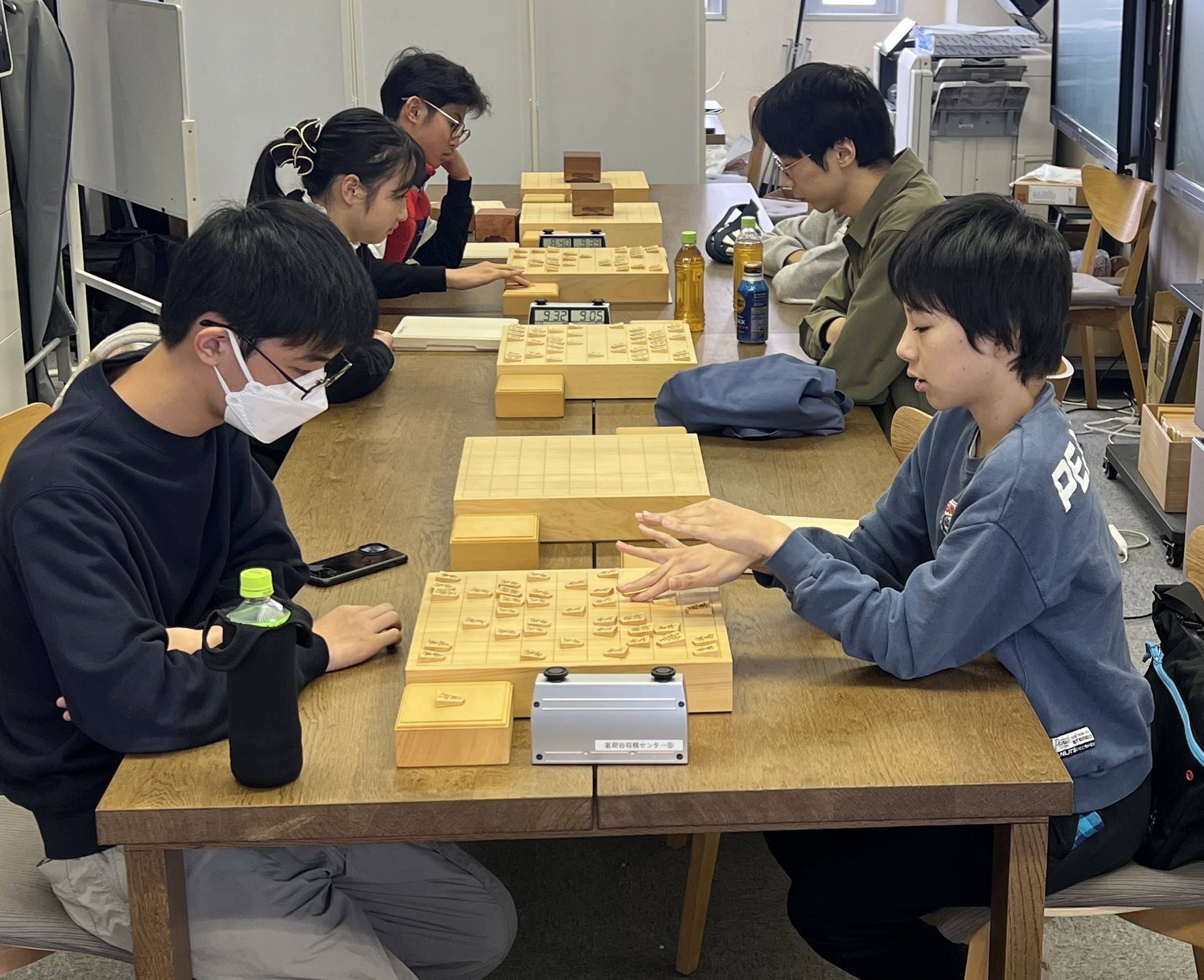 奨励会員 日曜研究会の様子。対局時計を使って一局に集中する参加者たち