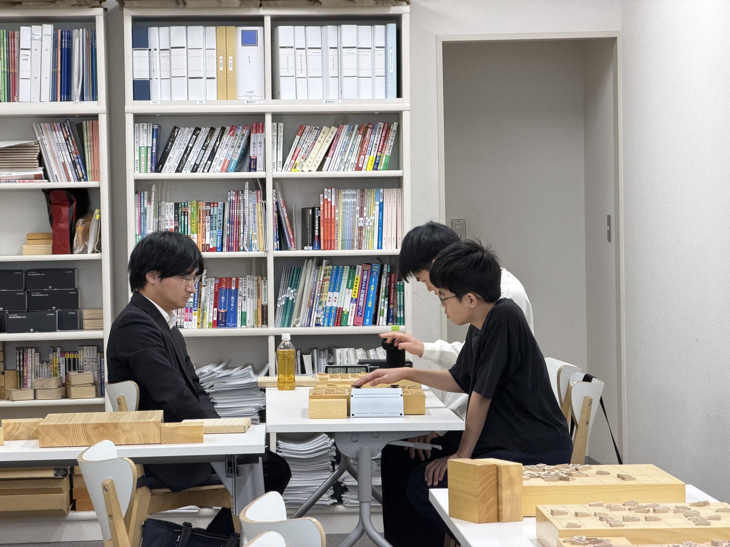 奨励会受験対策 日曜日特訓クラスの様子。講師の指導のもと対局時計を使って対局する生徒たち
